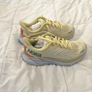HOKA ONE ONE CLIFTON  SIZE 5